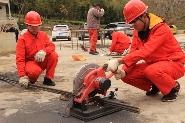 贵州水钢技师学院与企业共同助力奢旮村脱贫攻坚